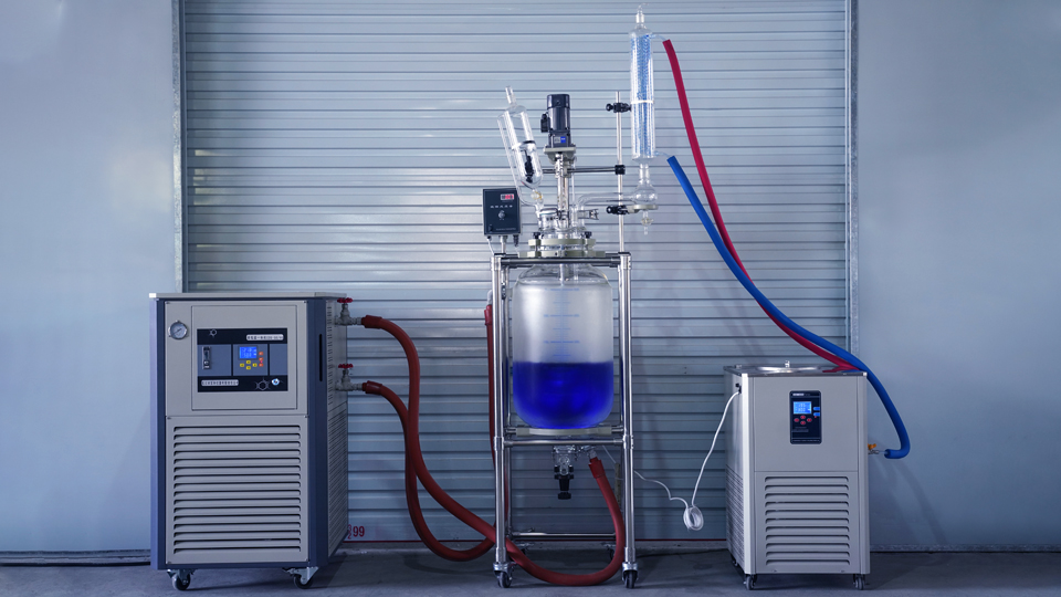 高低温一体机+双层玻璃反应釜+低温冷却液循环泵